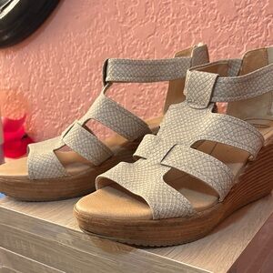 Dr. Scholl's Textured Cream Wedge Sandals